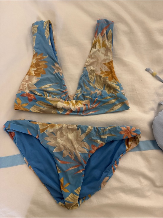 Billabong Other - Billabong Blue Floral Plunge Bikini Top and Bottom